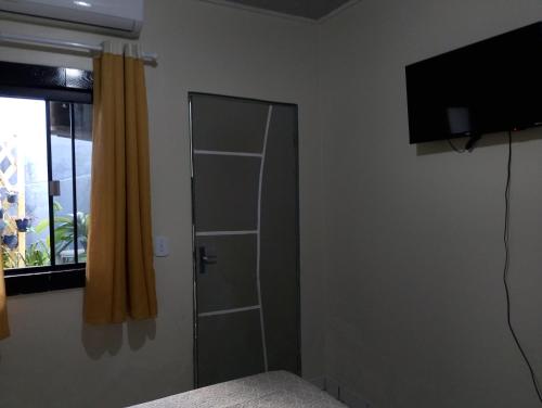 Una televisión o centro de entretenimiento en Pousada Flores