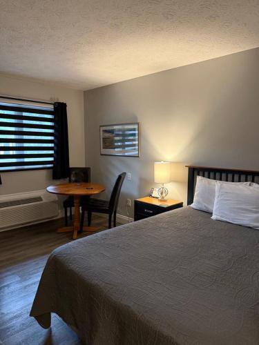 Postel nebo postele na pokoji v ubytování Auberge MicKy Inc