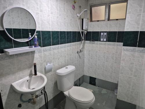 Un baño de 13pax GLORY EXECUTIVE SUITE 3R3B, DOORSTEP BEACH, POOL, BBQ, Wifi, 50"TV