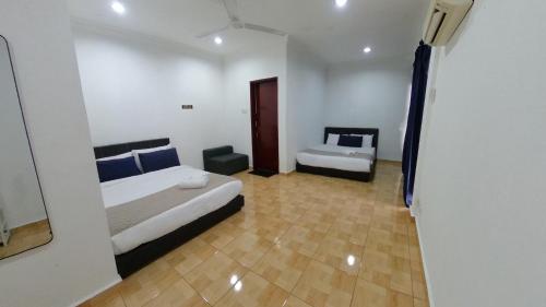 Cama o camas de una habitación en 13pax GLORY EXECUTIVE SUITE 3R3B, DOORSTEP BEACH, POOL, BBQ, Wifi, 50"TV
