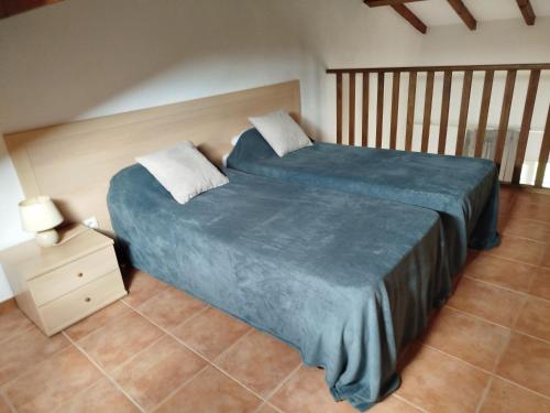 - une chambre avec 2 lits et une table de nuit dans l'établissement Appt 4-6 couchages climatisé avec 2 piscines et 200 m des plages et criques, à Linguizzetta