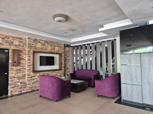 Una televisión o centro de entretenimiento en 13pax GLORY EXECUTIVE SUITE 3R3B, DOORSTEP BEACH, POOL, BBQ, Wifi, 50"TV