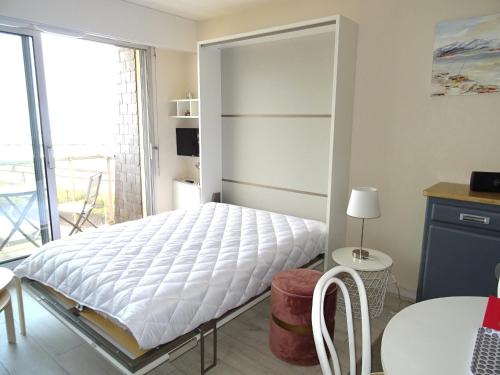 - une chambre avec un lit doté d'un matelas blanc dans l'établissement Studio cosy proche plage avec balcon - FR-1-92-822, à Les Sables-dʼOlonne