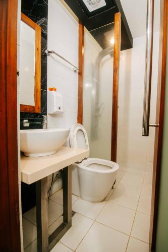 Ένα μπάνιο στο Villa Rosita Hotel Naga City by RedDoorz