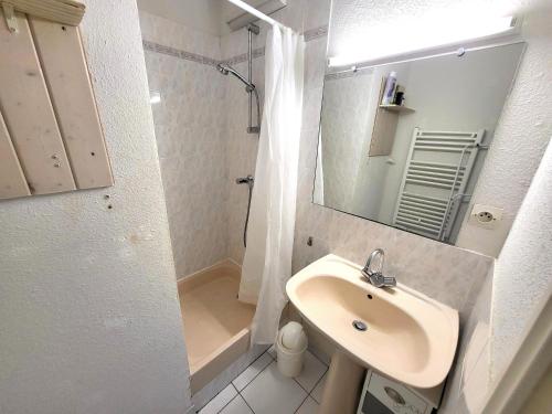 Et badeværelse på T2 Piscine, Terrasse Sud, Proche Plage - FR-1-92-740