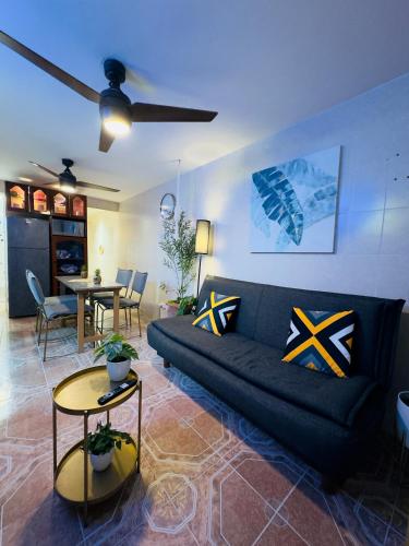 a living room with a couch and a table at 360 Oasis cuarto sensorial - Mercado 28 in Cancún