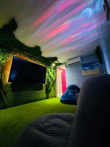 a living room with a flat screen tv on a wall at 360 Oasis cuarto sensorial - Mercado 28 in Cancún
