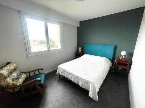 une chambre avec un lit, une chaise et une fenêtre dans l'établissement Appartement vue mer avec balcon, parking privé, aux Sables-d'Olonne - FR-1-92-943, à Les Sables-dʼOlonne