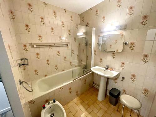 une salle de bain avec une baignoire, un lavabo et des toilettes dans l'établissement Appartement vue mer avec balcon, parking privé, aux Sables-d'Olonne - FR-1-92-943, à Les Sables-dʼOlonne