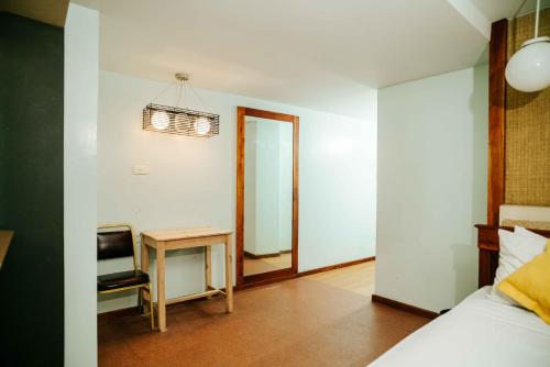 Ένα ή περισσότερα κρεβάτια σε δωμάτιο στο Villa Rosita Hotel Naga City by RedDoorz