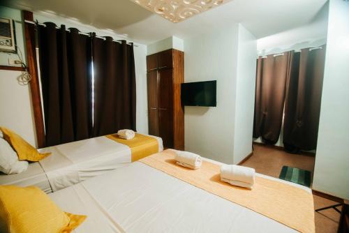 Ένα ή περισσότερα κρεβάτια σε δωμάτιο στο Villa Rosita Hotel Naga City by RedDoorz