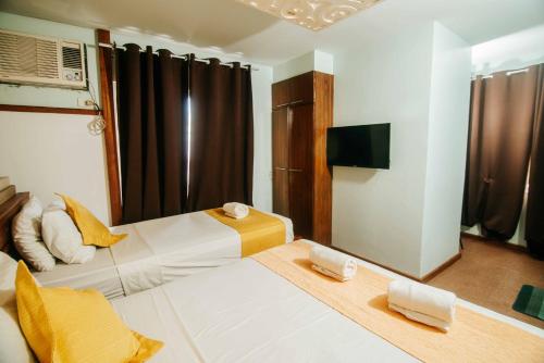 Μια τηλεόραση ή/και κέντρο ψυχαγωγίας στο Villa Rosita Hotel Naga City by RedDoorz