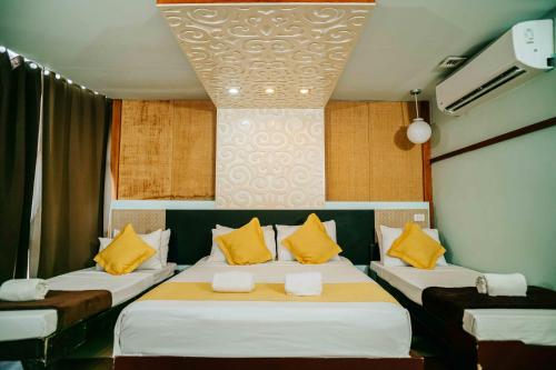Ένα ή περισσότερα κρεβάτια σε δωμάτιο στο Villa Rosita Hotel Naga City by RedDoorz