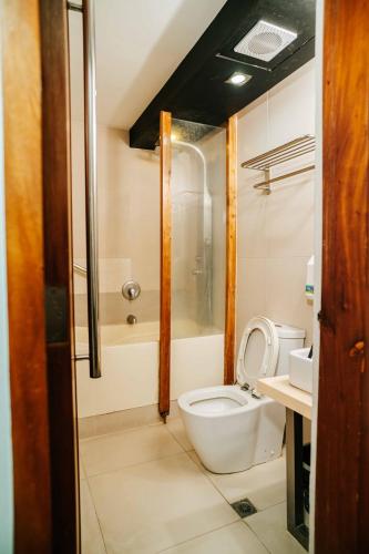 Ένα μπάνιο στο Villa Rosita Hotel Naga City by RedDoorz