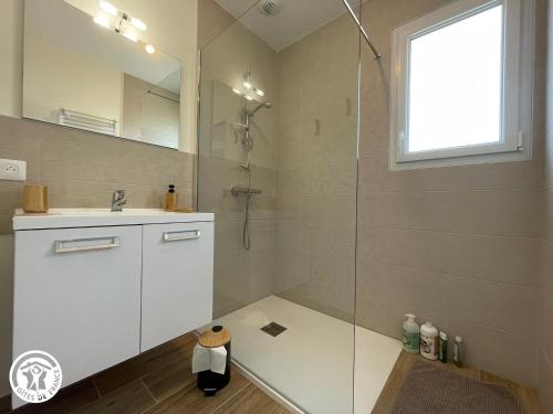 Charmant gîte avec terrasse à La Barre-de-Monts - FR-1-426-586 في لا باريه دي مونت: حمام مع دش ومغسلة ومرآة
