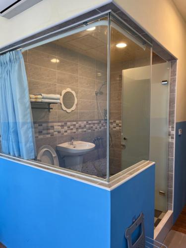 ein Badezimmer mit Toilette und Waschbecken in der Unterkunft Green Only Homestay in Tainan