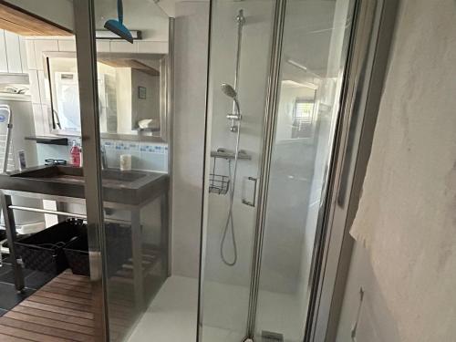 a glass shower in a kitchen with a sink at Chaleureuse Maison à Groix, 5 pers, 3 chambres - FR-1-813-31 in Groix