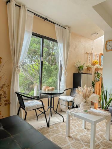 a living room with a table and chairs at Departamento Santa Fe (totalmente nuevo) in Taxco de Alarcón