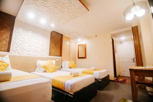 Ένα ή περισσότερα κρεβάτια σε δωμάτιο στο Villa Rosita Hotel Naga City by RedDoorz