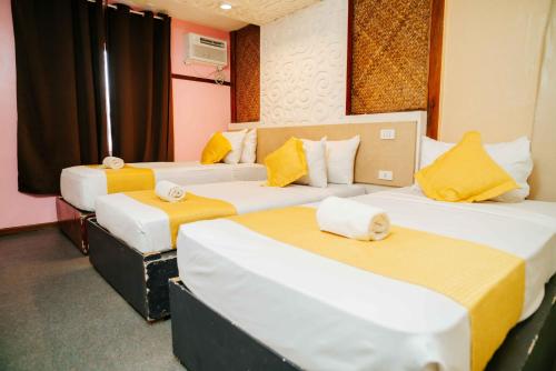 Ένα ή περισσότερα κρεβάτια σε δωμάτιο στο Villa Rosita Hotel Naga City by RedDoorz