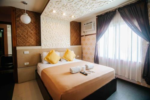 Ένα ή περισσότερα κρεβάτια σε δωμάτιο στο Villa Rosita Hotel Naga City by RedDoorz