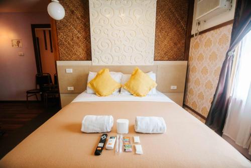 Ένα ή περισσότερα κρεβάτια σε δωμάτιο στο Villa Rosita Hotel Naga City by RedDoorz