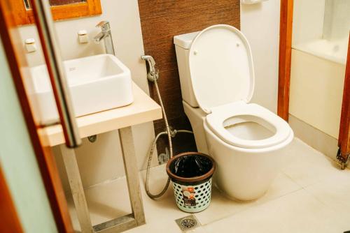 Ένα μπάνιο στο Villa Rosita Hotel Naga City by RedDoorz