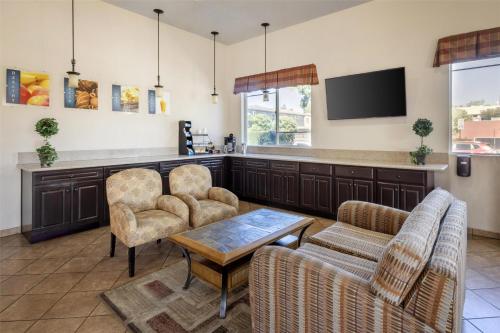 a lobby with a bar with chairs and a table at Best Western Inn Santa Clara in Santa Clara