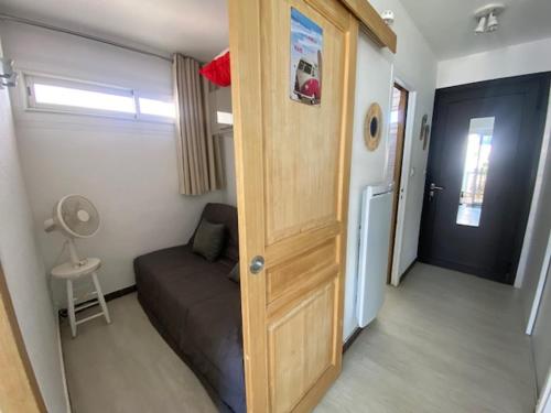 - une chambre avec une porte et un canapé dans l'établissement Studio Cabine à Port Leucate : 4 Pers, Piscine, Front de Mer, Terrasse, Parking - FR-1-798-9, à Leucate