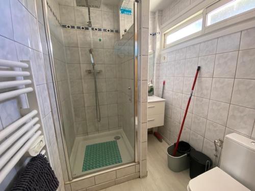 une salle de bain avec une douche avec une porte vitrée dans l'établissement Studio Cabine à Port Leucate : 4 Pers, Piscine, Front de Mer, Terrasse, Parking - FR-1-798-9, à Leucate