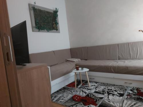 ノヴィサドにあるCentrocentroのベッドとテレビのある小さな部屋