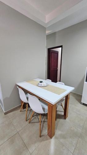 a white table and chairs in a room at Dpto centro CDE in Ciudad del Este