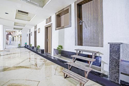 Istumisnurk majutusasutuses Hotel O atithi in Garha Jabalpur