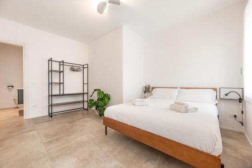 a bedroom with a large white bed in a room at Elegant Apartment with private parking in downtown Padua in Padova