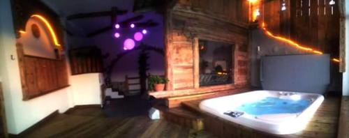 a large bath tub in a room with aperature at Rifugio Orso Bruno in Commezzadura
