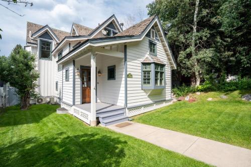 Spacious Designer 3BR Victorian with AC & Hot Tub photo 3