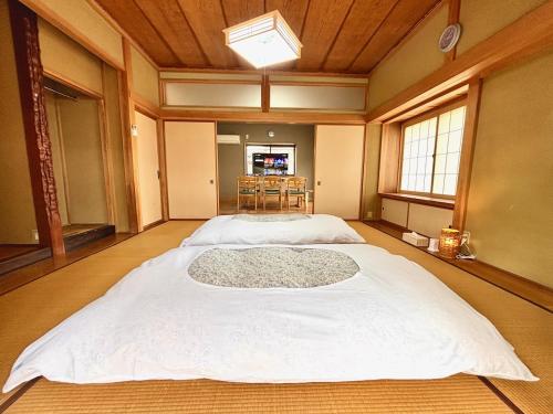 a large bedroom with two beds in a room at 古民家ｓｔｙｌｅ富山駅東 in Toyama