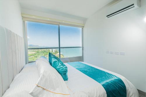 Ένα ή περισσότερα κρεβάτια σε δωμάτιο στο New luxury oceanfront apartment in the Colombian Caribbean, Floor 21 Santa Marta