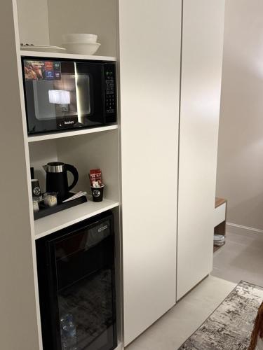 a kitchen with a microwave and a stove at Marvin Suites in Al Wajh