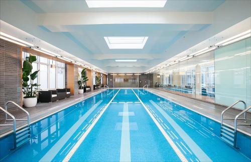 Bazén v ubytování Entire luxury apt midtown with pool, gym, and sauna nebo v jeho okolí
