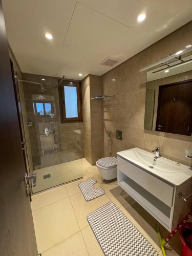 a bathroom with a sink and a shower at هوانا ڤيو - Hawana view in Ma‘mūrah