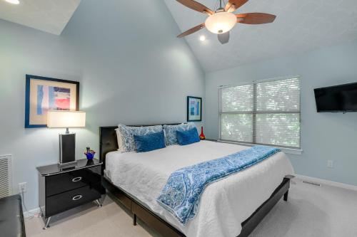 Un dormitorio con una cama y un ventilador de techo. en Modern Treehouse with Views and Comfort, en Lake Hamilton