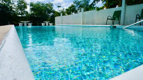 See Belize RELAXING Studio with Sea View Infinity Pool & Overwater Deckの敷地内または近くにあるプール