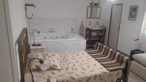 une chambre avec un lit et une baignoire dans l'établissement La Ponderosa, à Veinticinco de Mayo