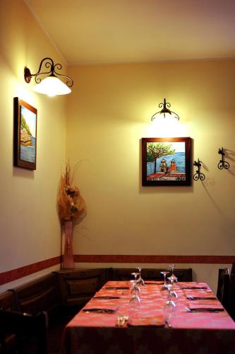 a table in a restaurant with a picture on the wall at Il Raduno in Tramonti