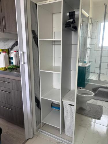 ein weißer Schrank mit einer Toilette in einer Küche in der Unterkunft Studio tout équipé pour 2 a 15 minutes de valras plage in Béziers