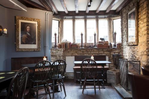 een restaurant met een tafel en stoelen in een kamer bij The Bull And Swan in Stamford