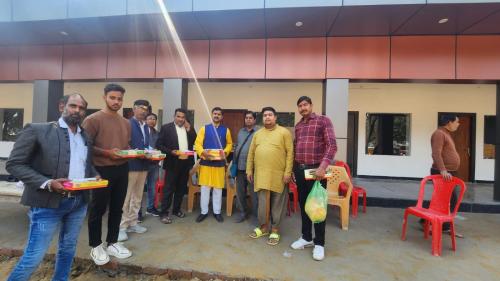 Un grupo de personas de pie frente a un edificio. en Ananya Hotel and Restaurant Naimisharanya, en Naimishāranya