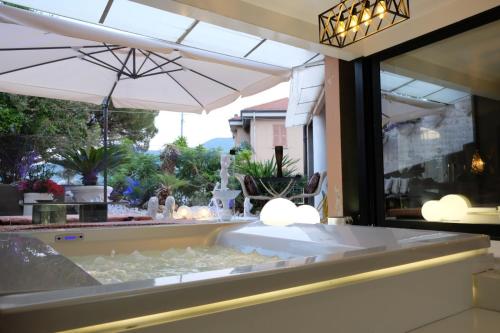 Фотография из галереи Penthouse Montecarlo style with lounge pool в Специи