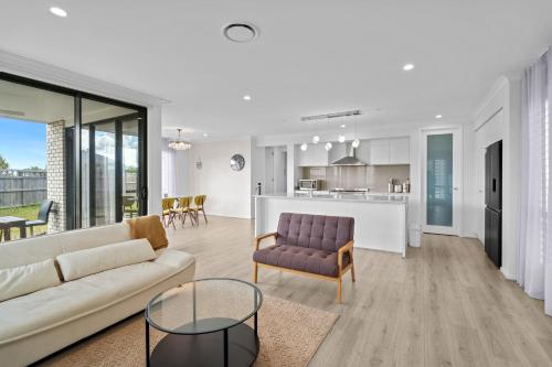 Stylish & Spacious 3BR 2BA Home in Spring Mountain M28にあるキッチンまたは簡易キッチン